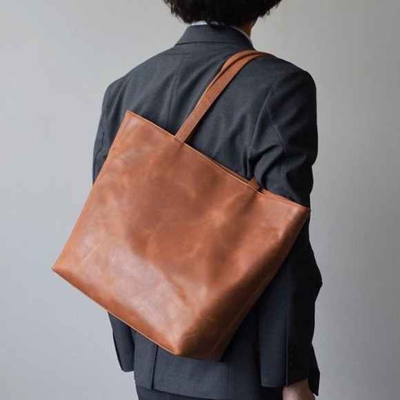 Genuine leather tote bag in pursuit of simplicity