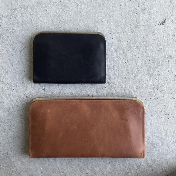 NEW Craftsman's skill A thin wallet made of shiny soft and high-quality leather