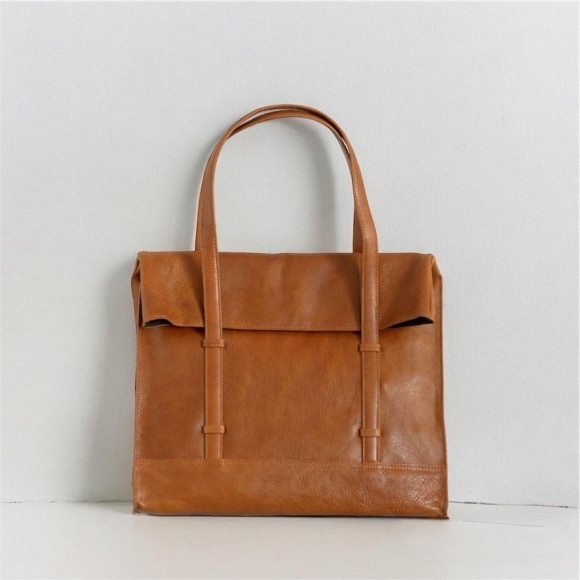 Genuine leather tote bag that enjoys a plump texture that is convenient for commuting and going to school