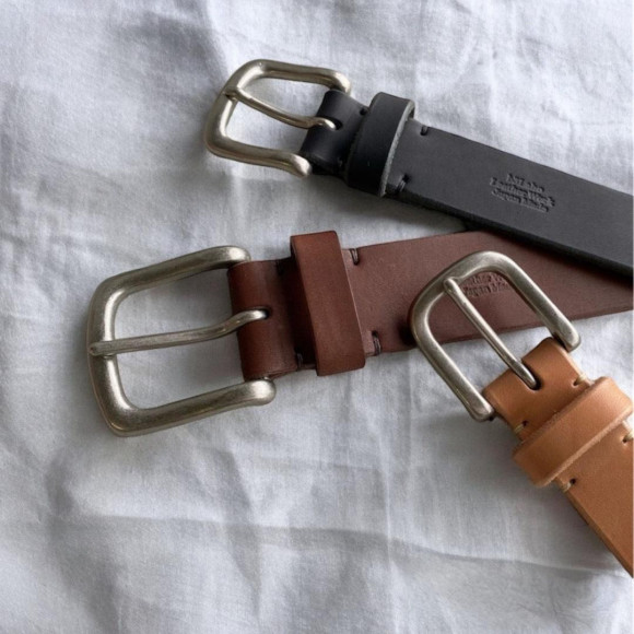 扎實搭配的櫪木皮革製厚皮帶