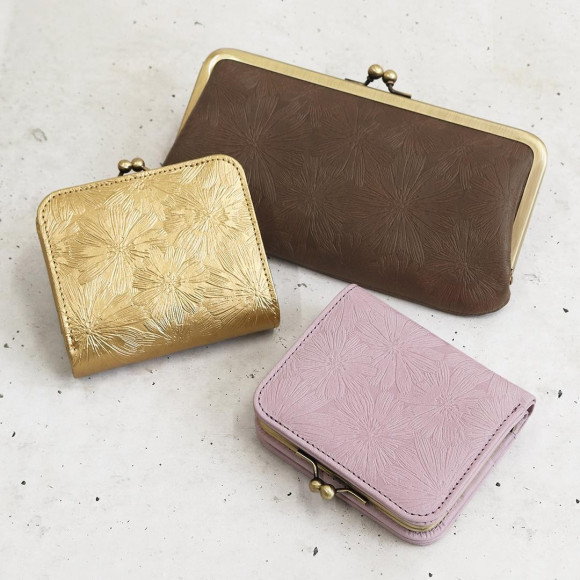 Daisy's delicate mold push is an elegant leather wallet