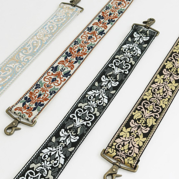 在一部分實體店裡出現了華麗的替換腰帶!