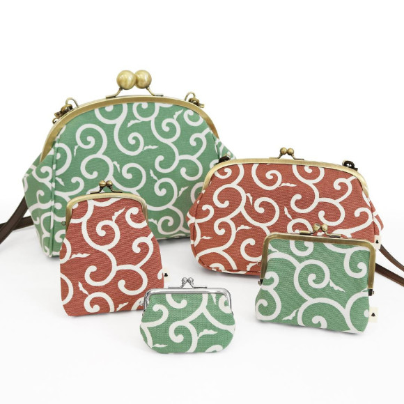 A dusty color arabesque pattern appears!