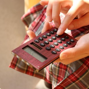 手触りが心地良い、小型の木製ソーラー電卓