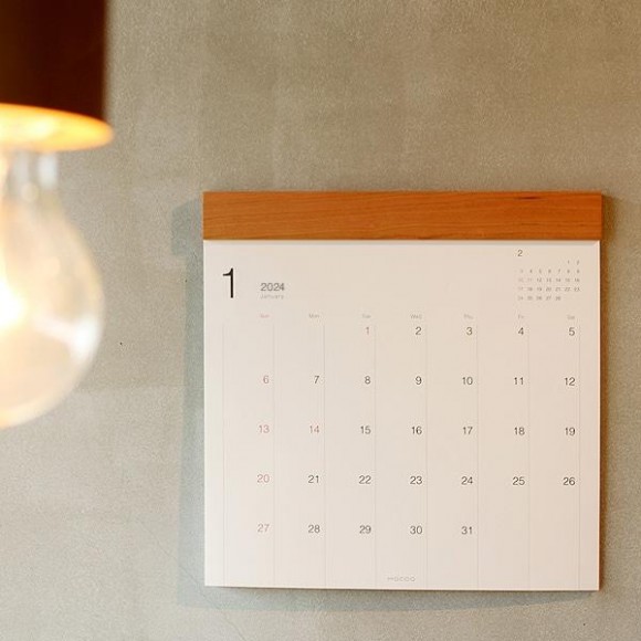 お部屋に馴染むおしゃれな 木製壁掛けカレンダー