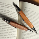 お世話になったあの人に、銘木ボールペンの贈りもの