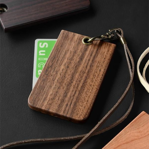 Commuting and going to school stylishly. Touch payment while storing the IC card!