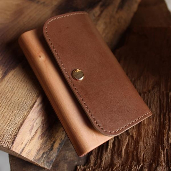 ビジネスを印象的に演出する木と革の名刺ケース「Flap Card Case」