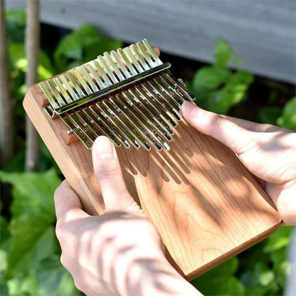 天然木の温もりと美しい音色に包まれる　ハコアのカリンバ