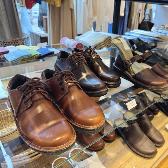 NAOT leather shoes for an outing in autumn