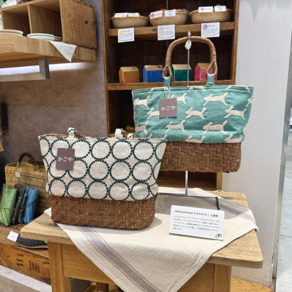 Mountain grapes × minä perhonen tote bag is back in stock♪