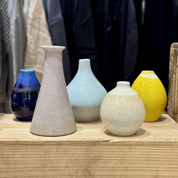 かわいい陶器の一輪挿し