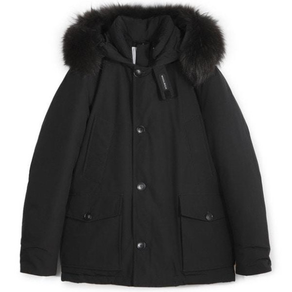 「WOOLRICHをモダンに昇華させたメンズビギ別注アークティックパーカ」