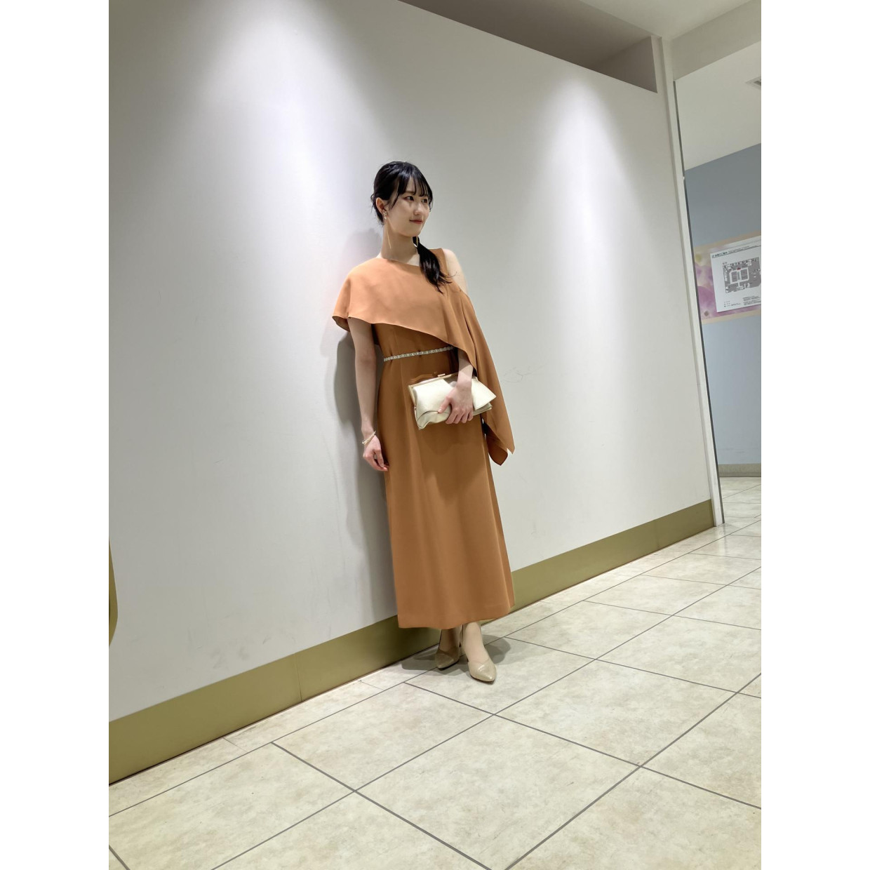 アシメントリーケープ付きタイトドレス