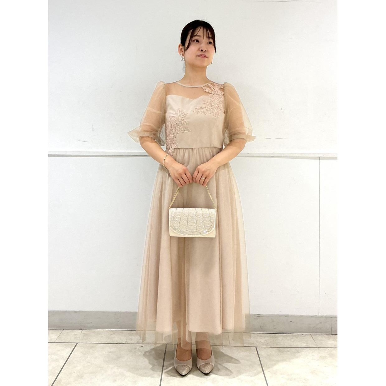 アシンメトリーモチーフレース チュールパフスリーブドレス