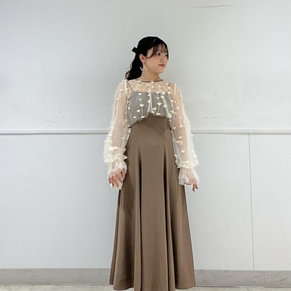 3D花刺綉卷襯衫×Fit&弗雷亞卡米索連衣裙2件套