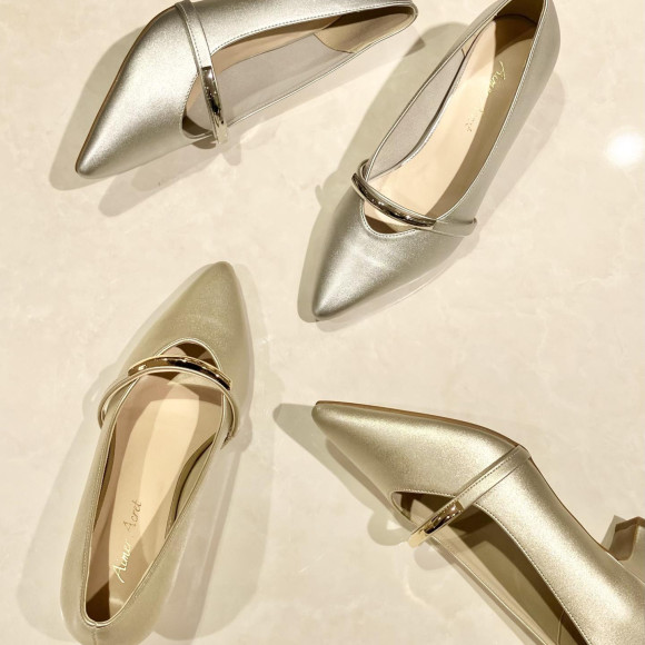 メタリックバー付きパンプス