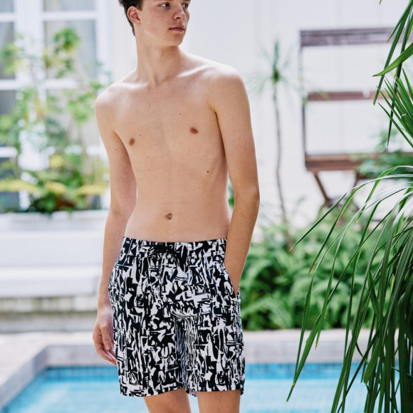 Men's swimwear is available.♪