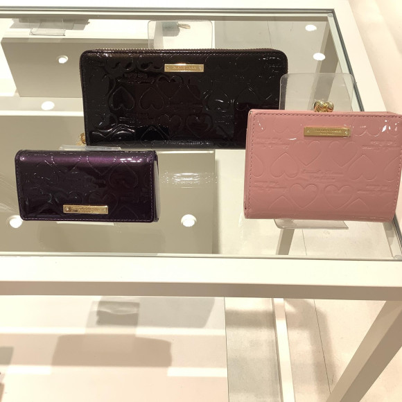 待望のエナメル財布入荷⭐︎