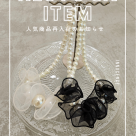 胸元が一気に華やかに。