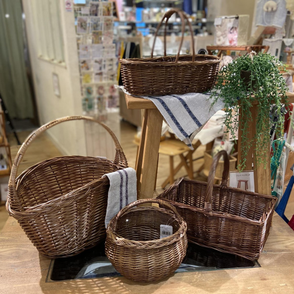 皮付き柳のバスケットが入荷しました