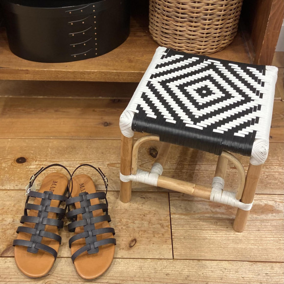 インテリアのアクセントになるスツールが入荷しました！