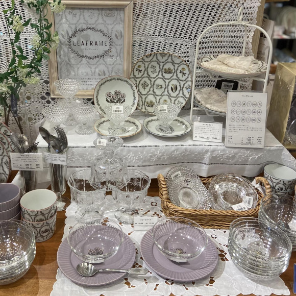 食卓を華やかに彩る新アイテム《リーフレーム》シリーズが入荷しました(*^-^*)