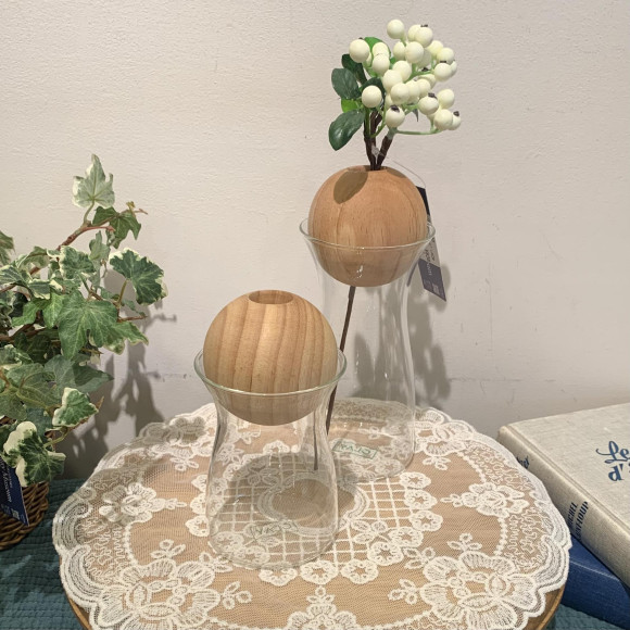 ガラスと木の組み合わせがユニークなフラワーベースが届きました♬