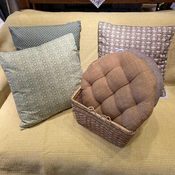 秋色クッションで模様替え