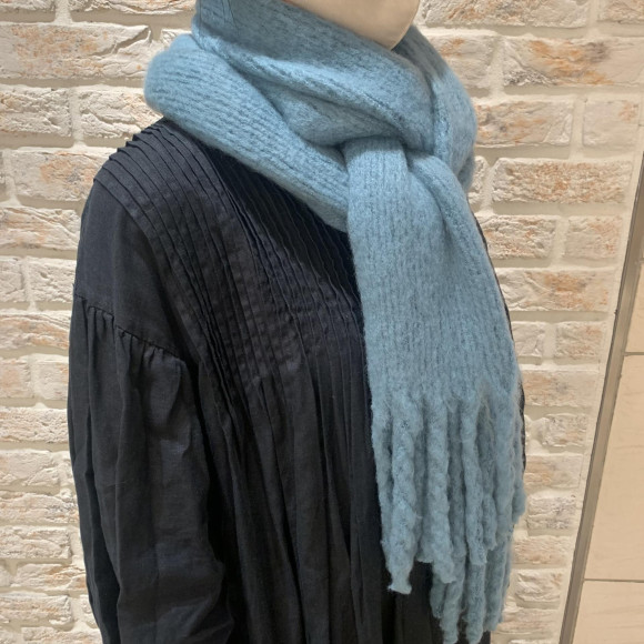 A beautiful colored fringe muffler has arrived.♬