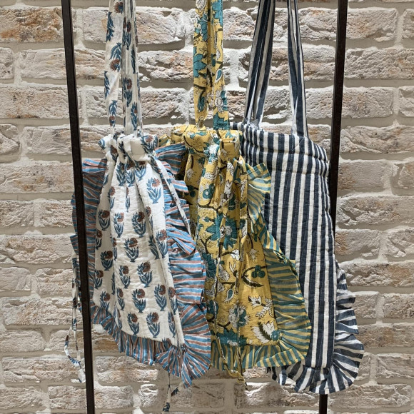 กระเป๋าทอทแบ็กจีบขอบน่ารักมาถึง♪