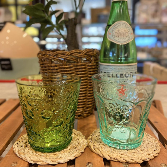 用五颜六色的玻璃杯愉快的餐桌♬