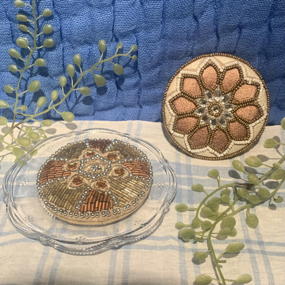 インドの手仕事、ビーズ刺繍ミラーが届きました