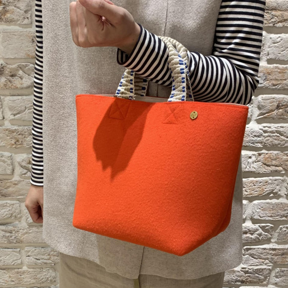 お出かけにカラフルなバッグを取り入れて♫