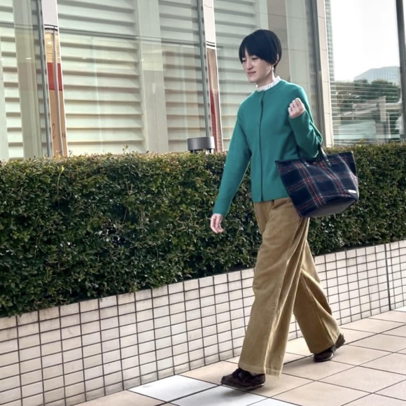 กางเกงผ้าลูกฟูกที่มีส่วนขับเคลื่อนการประสานฤดูใบไม้ร่วงและฤดูหนาว