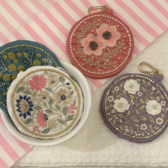 フラワーモチーフの刺繍ポーチが届きました♫