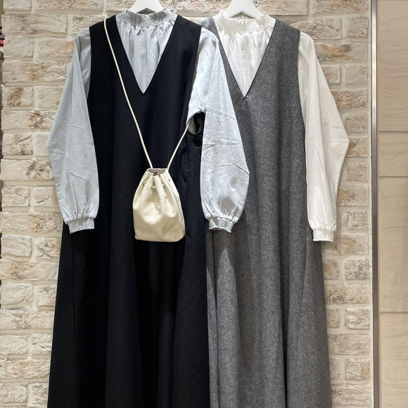 シンプルなVネックワンピースが入荷しました