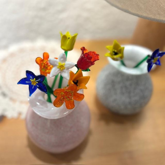可愛いガラスのお花が入荷しました♪
