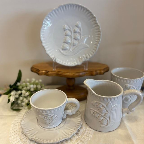 すずらんモチーフのうつわが入荷しました