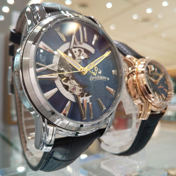 定価は49000円でしたオロビアンコ　クラシカルなスケルトン腕時計