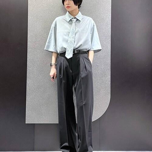 ネクタイ付きのシャツは、襟とお...