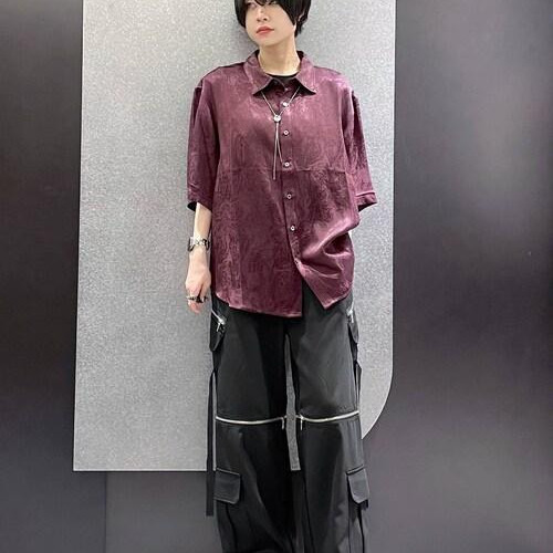 カラーシャツは羽織るだけで色気...