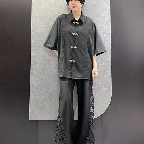 フロントに特徴的なメタルボタン...