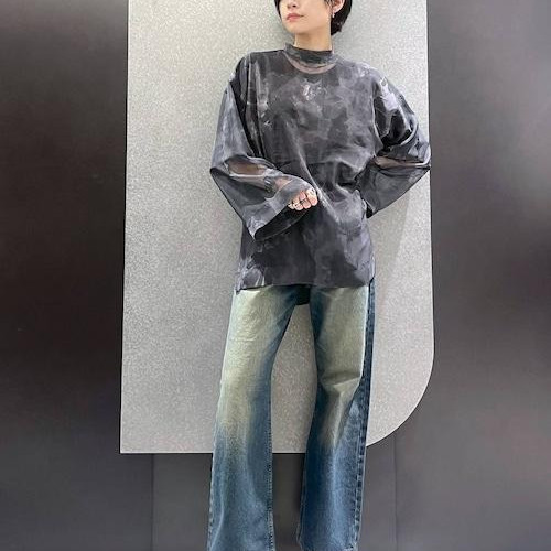 シアーシャツはオーバーサイズで...