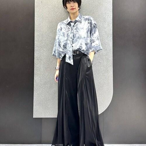 ボウタイシャツにはレイヤードパ...