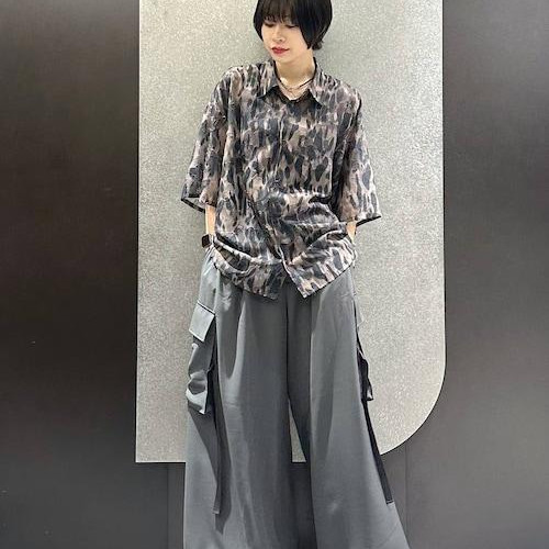 レオパード柄が特徴的な柄シャツ...