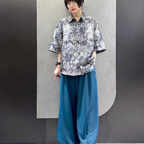 抽象的な花柄をジャガード織りで...