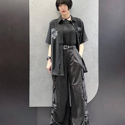 シシュウデザインが胸元に施され...