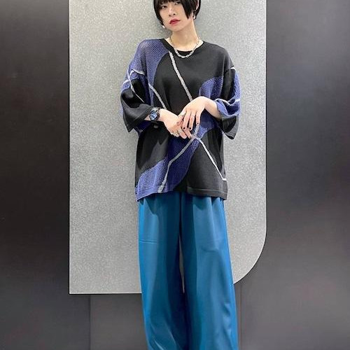 ラメを織り交ぜたラインデザイン...