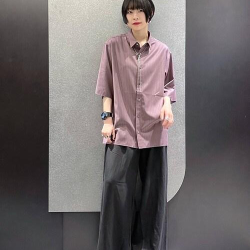 シャツはピンクカラーで春夏らし...